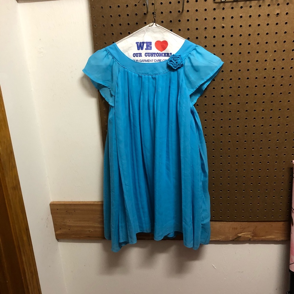 Girls sleeved dressy shirt.